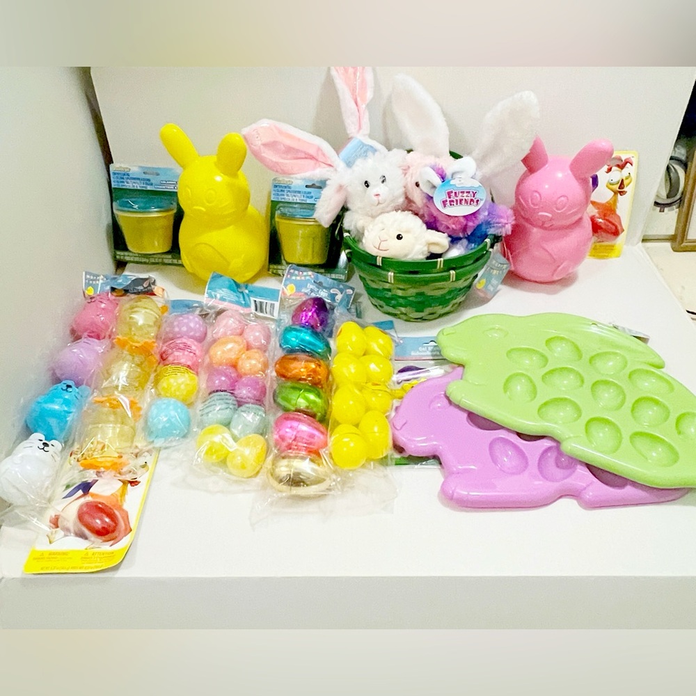 New lot of 24 Easter decoration Bunny and Egg . Baskets and more …